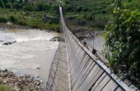 Đứt cáp cầu treo, người và bò bị hất tung xuống suối