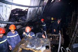 'Bà hỏa' thiêu rụi kho cư xá giữa Sài Gòn