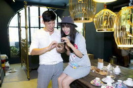 Hot girl Nhã Phương tình tứ trai lạ