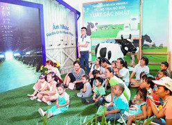 Hàng ngàn bố mẹ cùng cảm ơn con tại 'Thế giới sữa Vinamilk'