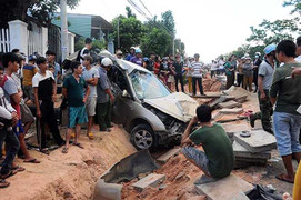 Ô tô 4 chỗ đâm liên hoàn, 5 người thương vong