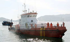 Tàu bị sóng đánh hỏng, 38 thuyền viên hoảng loạn giữa biển