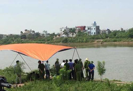 Phát hiện xác phụ nữ trôi sông với nhiều vết máu