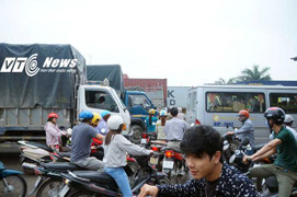 Xe tải tông xe đầu kéo đỗ ven đường, 3 người thương vong