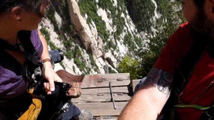 Nghẹt thở khoảnh khắc chênh vênh trên cung đường chết chóc nhất thế giới