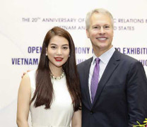 Trương Ngọc Ánh xinh đẹp đi từ thiện