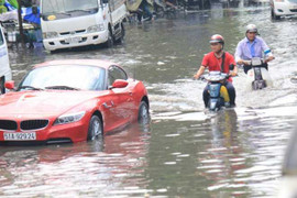 Sau trận mưa lớn, người Sài Gòn lại bì bõm 'lội sông'