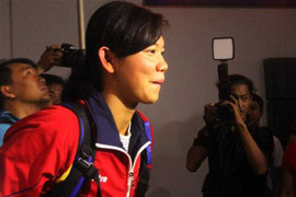 Ánh Viên rưng rưng trong vòng tay gia đình và fan hâm mộ tại Tân Sơn Nhất