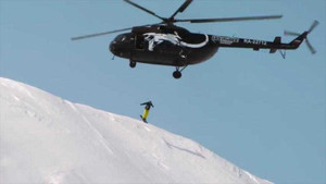 Video: Vận động viên leo núi liều lĩnh nhảy xuống dốc núi lửa đang hoạt động