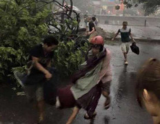 Trực tiếp: Hà Nội tan hoang sau trận cuồng phong khủng khiếp nhất từ trước đến nay