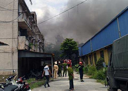 Cháy lớn ở Hải Dương, một xưởng sản xuất giầy dép bị thiêu rụi