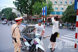 Xem clip bình luận giao thông: Cảnh sát mạnh tay xử lý những kẻ vô văn hóa giao thông