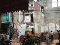 Nhà 3 tầng bỗng dưng sập đổ lúc sáng sớm