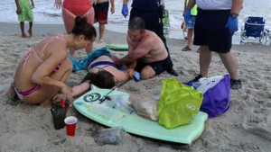 Clip: Kinh hoàng cá mập liên tiếp tấn công người ở bãi biển