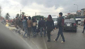 Lái xe khách bị côn đồ chặn đánh, ngất trên vô lăng