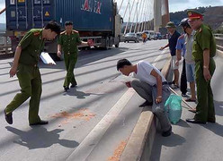 Xe ‘hổ vồ’ kéo lê xe máy gần 200m, 2 người chết thảm