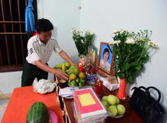 Cuồng phong ở Hà Nội: Cha thất thần bên kỷ vật của con gái bị cây đè