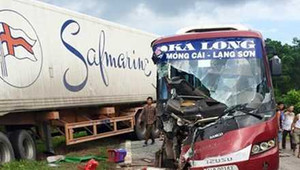 Va chạm với container, tài xế xe khách bay qua cửa kính