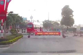Thót tim xe khách 'làm xiếc' trước mũi tàu hoả