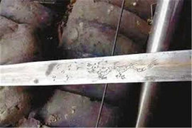 Nông dân Trung Quốc dùng gươm cổ để thái rau