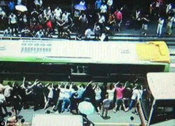 Xúc động cảnh hơn 100 người hợp sức nâng xe buýt giải cứu cụ bà mắc kẹt