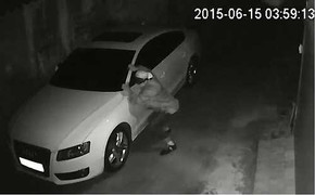 Video: Đạo chích bẻ trộm gương xe Audi trong đêm