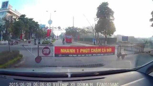 Clip: Kinh hoàng xe khách Quang Sinh lao qua đường ray trước mũi tàu hỏa