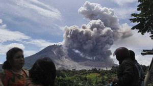 Video: Núi lửa ở Indonesia phun trào dữ dội, hàng nghìn người sơ tán