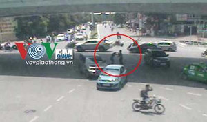 Hai tài xế 'hỗn chiến', phố Hà Nội náo loạn