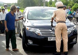 Bắt giữ nhiều người vi phạm chống đối CSGT