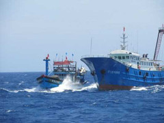 Trung Quốc liên tiếp tấn công tàu ngư dân Việt Nam ở Hoàng Sa