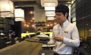 'Chiêu' kiếm tiền độc đáo của hầu bàn tại nhà hàng