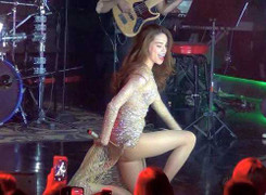 Hà Hồ mặc sexy diễn bốc lửa giữa bão dư luận