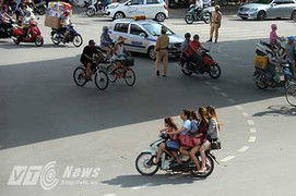 Thanh niên đầu trần, xăm trổ trâng tráo lạng lách trước mặt, CSGT buộc phải làm ngơ