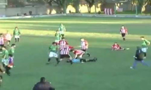 Clip: Bị phạt thẻ vàng, cầu thủ đấm trọng tài ngất xỉu ngay trên sân