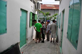 Cắt cửa sắt, đưa thi thể nhiều thương tích ra ngoài