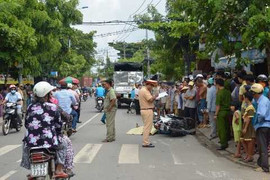 Va chạm với xe tải, người đàn ông bị kéo lê trên đường