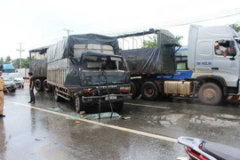 Tai nạn liên hoàn khi dừng đèn đỏ, giao thông tắc nghẽn nghiêm trọng