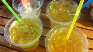 Kinh hoàng pha trà chanh 'thơm ngon' bằng hóa chất