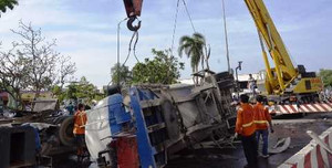 Xe bồn lật giữa đường, giao thông tê liệt nhiều giờ