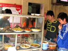 Quán bình dân Hà Nội: Tái chế thức ăn thừa, bẩn bán cho khách