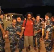 Video: Tạm giữ 8 người nghi cướp biển trên đảo Thổ Chu