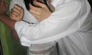 Dụ cô gái vào quán cà phê, nam sinh bị đánh bầm dập