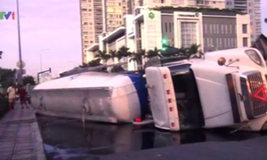 Clip: Xe bồn lật ngang đường gây ùn tắc kinh hoàng ở TP.HCM