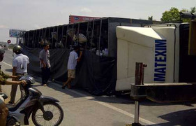 Ôtô tải chở hơn 60 xe tay ga lật trên quốc lộ 1A