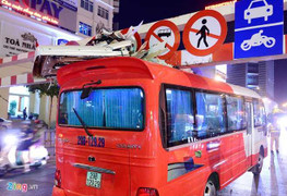 Hà Nội: Bất chấp biển cấm lao lên cầu vượt, xe 29 chỗ bật tung nóc
