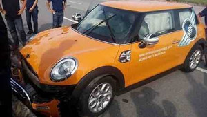 Lái thử xe, khách hàng đâm nát đầu Mini Cooper tiền tỷ