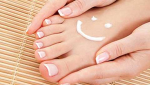 Mách bạn tẩy trắng da chân siêu tốc