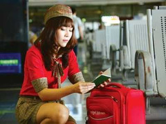 Đình chỉ nhân viên hàng không ném giấy tờ của khách