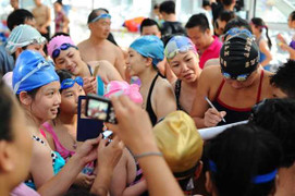 Fan nhí Hà Nội mê mẩn Ánh Viên